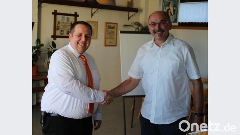 Sein Stellvertreter Walter Zimmermann (rechts) gratuliert Vorsitzendem Dominik Kugler zur Nominierung als Bürgermeisterkandidat der Freien Wähler. Bild: exb