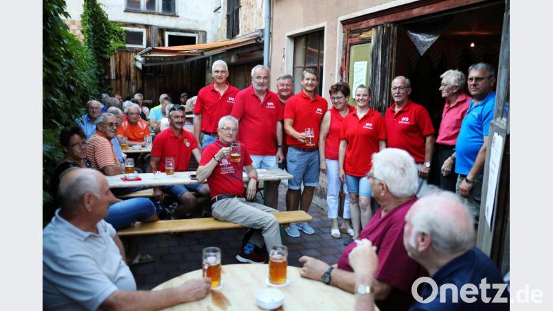 Diesmal war es ein besonderer SPD-Zoiglabend. Denn die Genossen feierten zum zwanzigsten Mal dieses Fest und letztmalig auch in der Alten Schmiede. Auf dem Bild stehend die Vorstandsmitglieder des Ortsverbandes mit Ortsvorsitzender Brigitte Scharf (fünfte von rechts) und den Stadträten Reinhold Kastner (links) und Anton Hauer (dritter von rechts). Bild: njn
