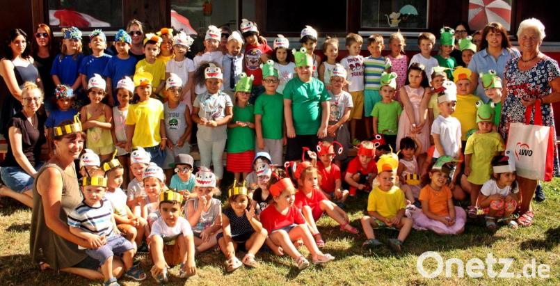 Ein buntes Sommerfest feiert das AWO-Spatzennest. Rechts im Bild Hilde Zebisch. Bild: R. Kreuzer