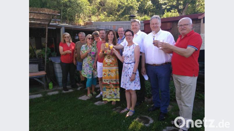 Auf einen gelingenden "Tag der offenen Gartentür" wurde am Vormittag angestossen. Bild: mma