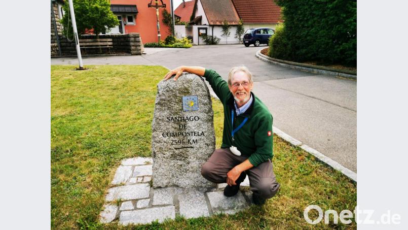 Der Rentner Hans-Peter Metzger aus Pfronten machte sich mit seiner großen Jakobsmuschel um den Hals von Polen über Tschechien nach Eslarn auf dem Weg. Bild: gz