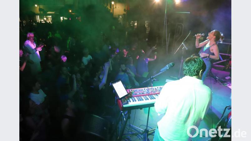 Pino Barone verzaubert beim Bürgerfest die Gäste auf dem Oberen Markt. Die Stadt Weiden verlängert den italienischen Abend mit der Kult-Band aus dem Fränkischen sogar noch um eine Stunde. Bild: Stefan Zaruba