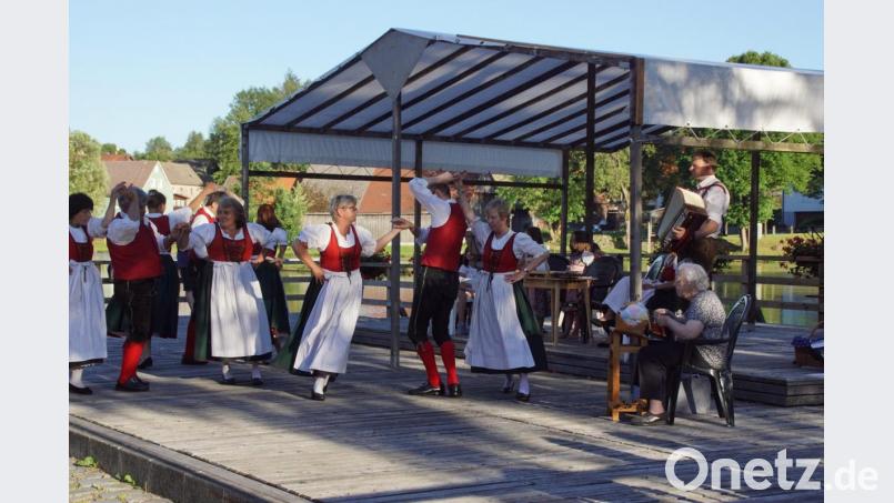 Viel Tanz, Gesang und Witz gab es von der Volkstanzgruppe Schönsee beim Kurkonzert am Hahnenweiher serviert. Therese Bayer (vorne, rechts) demonstrierte das Spitzenklöppeln. Bild: mmj
