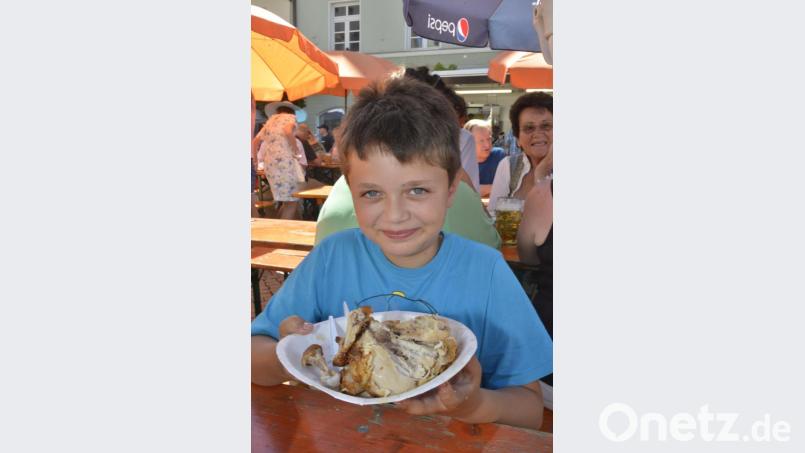 Lukas Sticht (10) aus Witzlasreuth isst mit seinem Opa Josef zu Mittag. &quot;Die Haut ist das Beste am Gockel&quot;, verrät er. Bild: Karin Wilck