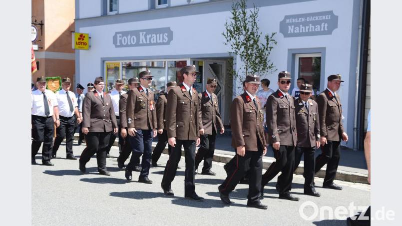 Eine große Feuerwehrabordnung aus der Patengemeinde Gamlitz nimmt an den Festlichkeiten der Jubelwehr teil. Bild: bey