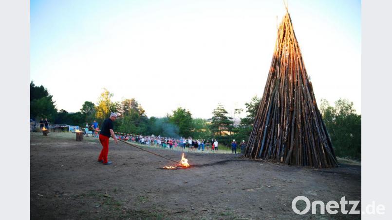 Stadtrat Christian Bauer entzündete das Johannisfeuer auf der Schadenreuther Platte. Bild: JOCHEN NEUMANN 
ERBENDORF