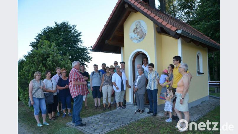 Die Schönbergerkapelle auf der Anhöhe über Kaimling ist ein richtiges Glaubensjuwel und Anlaufpunkt für viele Wanderer. Der Ökumenische Arbeitskreis mit Rudolf Großmann (Vierter von links) wusste viele Details über dieses Kirchlein. Bild: dob