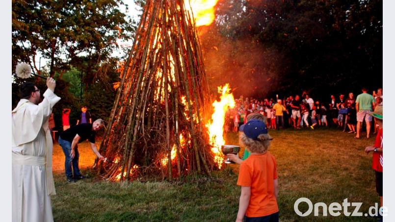 Pater Johannes Bosco segnet das Feuer. Bild: R. Kreuzer