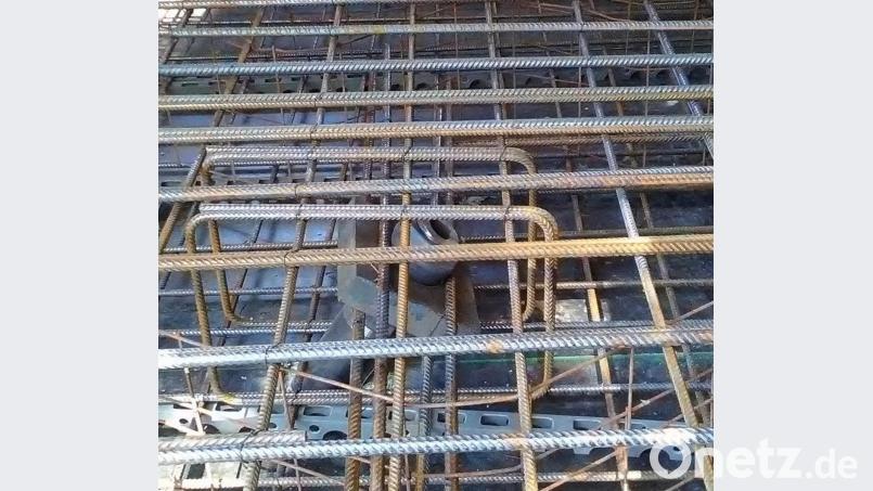 Einige der Pfähle sind schräg eingebohrt, sie sorgen für seitliche Fixierung der Decke. Bild: ld