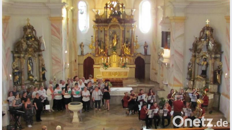 Alle Chöre versammelten sich zum Schlusslied im Altarraum um gemeinsam mt Posaunenchor und dem Publikum zu singen. Bild: sei