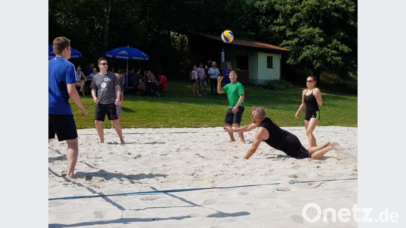 Voller Körpereinsatz wird beim Beachvolleyball meistens belohnt. Dieses Bild entstand beim Vorjahresturnier am Sandplatz in der Kroau. Bild: exb