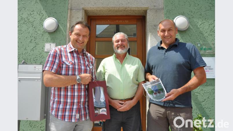 Bürgermeister Max Völkl (rechts) und Bürgermeister Anton Kappl (links) danken Forstamtmann Albert Urban (Mitte) für die vielen Jahre der Betreuung der Gemeindewälder. Bild: es
