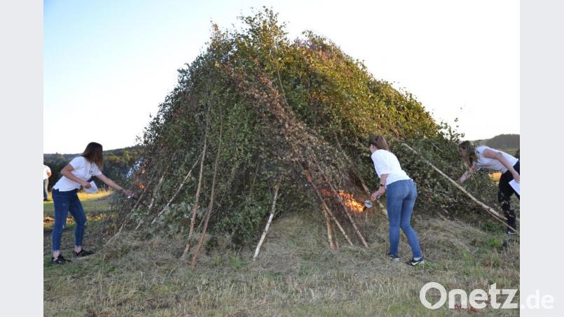 Das Johannisfeuer wurde von der Landjugend mit ihren Vorsitzenden Kerstin Hofmeister und Jonas Rom und weiteren vier Mitgliedern entzündet. Bild: gi