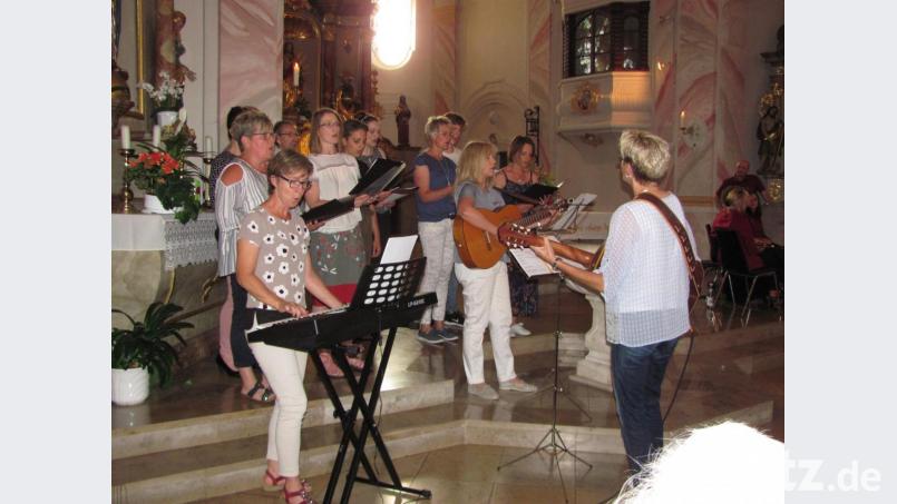 Das KLJB Sängerteam singt mit Piano und Gitarrenbegleitung "Da berühren sich Himmel und Erde", dessen Text heute aktueller ist denn je. Bild: sei