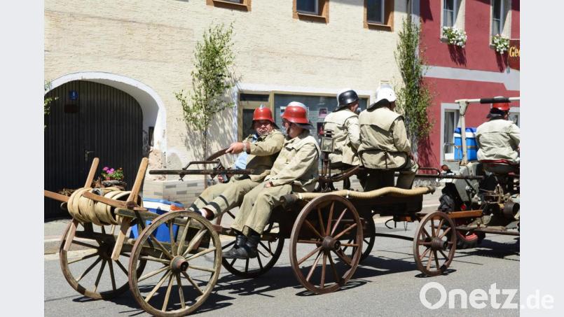 Aus dem Museum ist auch dieser Schlauchwagen, auf dem die Senioren mit auch historischen Helmen mitfahren. Bild: bey