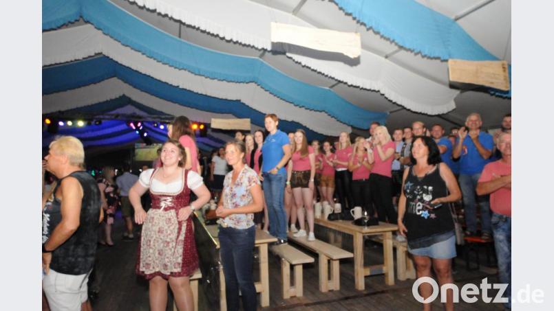 Die Pleysteiner Festdamen verbringen den Abend über lange Zeit stehend auf den Bierbänken. Bild: bey
