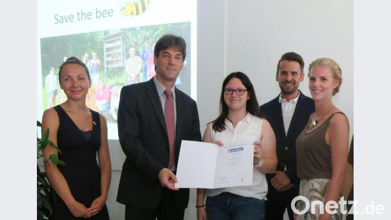 Der Referatsleiter am bayerischen Umweltministerium, Karl-Friedrich Barthmann (Zweiter von links), überreichte Klassensprecherin Michelle Routschka die Urkunde für die erfolgreiche Projektteilnahme. Links LBV-Bildungsreferentin Laura Ensinger, rechts die Projektleiter Sabine Meier und Uli Süßmann. Bild: Hirsch