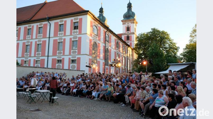 Wie gemalt erscheint die Kulisse im Speinsharter Klosterhof beim Gastspiel des Landestheaters Oberpfalz. Bild: do