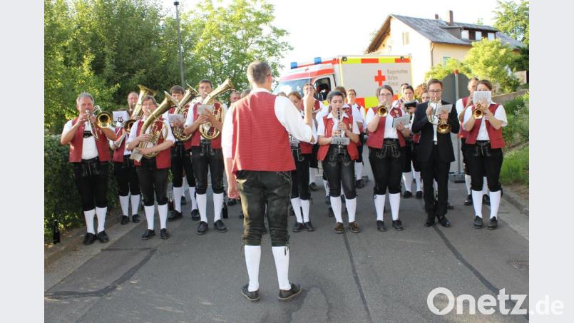 Beim Heimatempfang ließ es sich Johannes Spindler(Zweiter von links) nicht nehmen, die Seebarner Blaskapelle musikalisch zu verstärken. Bild: pko