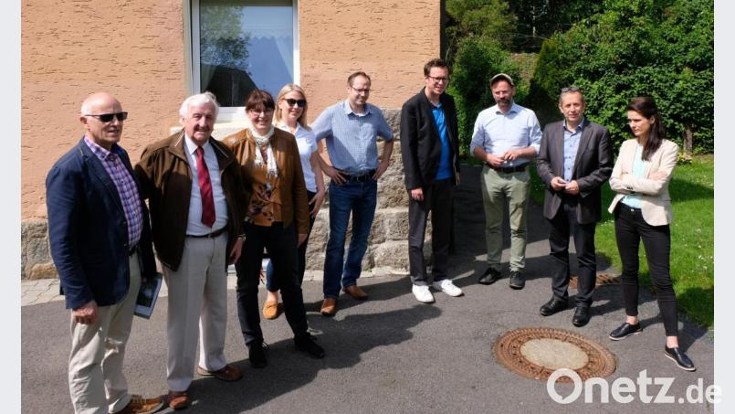 Seit Jahren bestehen zwischen dem Bauverein, der Regierung der Oberpfalz und dem Kreisbauamt Neustadt beste Verbindungen. Das zeigt auch die Ortsbesichtigung, die sich mit der Ausweisung eines Baugeländes im Ortsteil Plankenhammer für den Neubau von sozialen barrierefreien Mietwohnungen befasst.
Von links: Kreisbaumeister Werner Kraus, Berater Fred Lehner, Vorstandsvorsitzende Marika Mauerer, zwei Referendare, Architekt Uwe Reil, Baudirektor Albert Dischinger, Leitender Baudirektor Manfred Ahlens und eine Referendarin. Bild: le