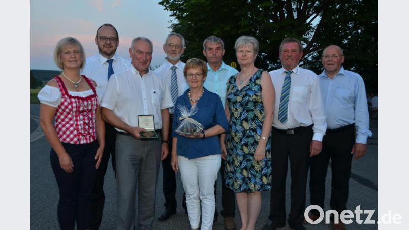 Hauswirtschaftsoberrätin Christina Wilhelm von der Landwirtschaftsschule Weiden (Dritte von rechts) und Oberstudiendirektor Anton Dobmayer, Leiter des Beruflichen Schulzentrums in Neustadt/WN, (Dritter von links) erhalten die BBV-Ehrenmedaille. Zur Ehrung kam sogar BBV-.Bezirkspräsident Josef Wutz (rechts). Ebenso gratulierten Landrat Andreas Meier (Zweiter von links), BBV-Geschäftsführer Hans Winter (Vierter von links) und Kreisobmann Josef Fütterer (Zweiter von rechts). Die Ehepartner der Geehrten Michael Wilhelm und Rosalie Dobmayer (Vierter und Fünfte von rechts) bekamen von Kreisbäuerin Josefine Kick (links) ebenfalls Geschenke. Bild: dob