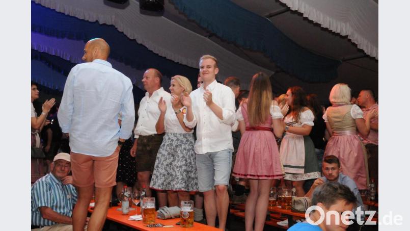 Auf den Bierbänken stehend lässt es sich einfach besser mitfeiern und mitklatschen. Bild: bey