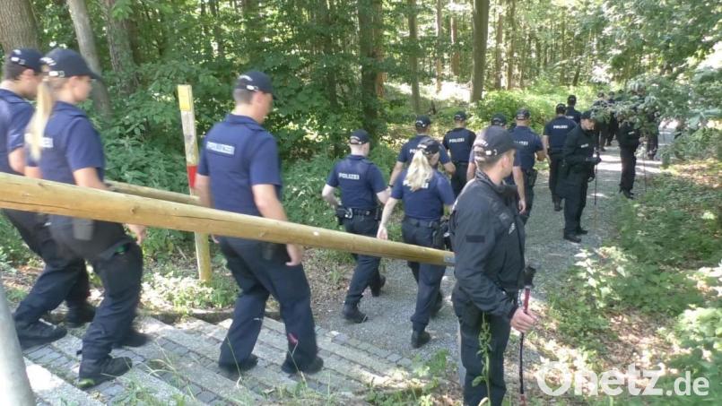 Mit einem Großaufgebot rückt die Bereitschaftspolizei am Freitag auf dem Felixberg an, um das Gebiet um das Berufliche Schulzentrum abzusuchen. Bild: Beer