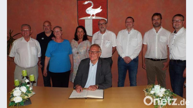 Eintrag ins Goldene Buch mit Aufsichtsratsvorsitzendem Thomas Grethlein (sitzend). Bild: e
