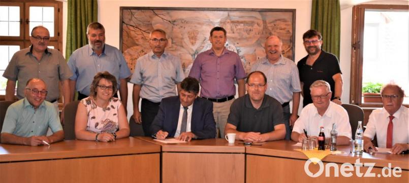 In der ersten Sitzung der Arbeitsgemeinschaft ILE (Integrierte Ländliche Entwicklung) unterzeichnen alle zehn Bürgermeister die Vereinbarung der kommunalen Zusammenarbeit. Bild: rgr