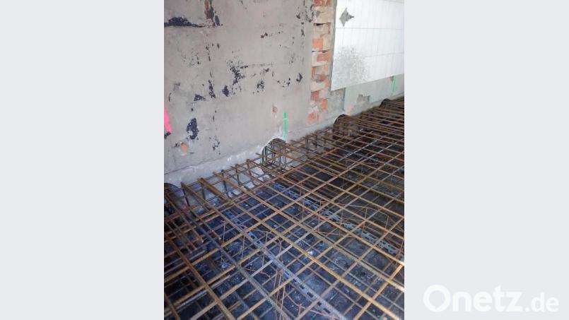 Die kräftige Bewehrung reicht in die Löcher in der Mauer. Sie trägt die Außenmauer. Bild: ld