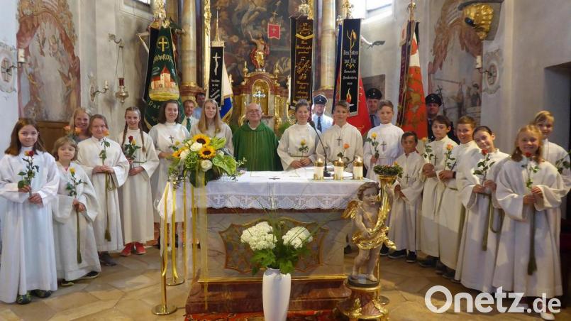 In einem sehr festlichen Gottesdienst begeht Pfarrvikar Robert Kratzer (Mitte) zusammen mit dem Lintacher Gläubigen sein 35. Priesterjubiläum. Bild: jow