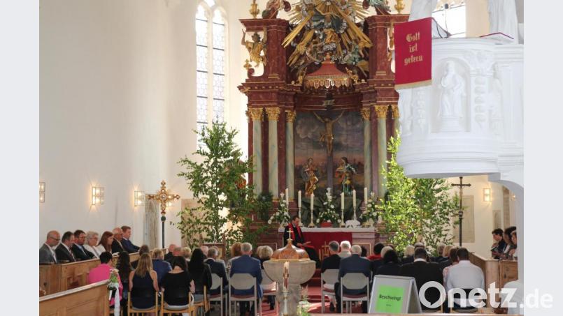 Die Jubelkonfirmanden habn einen Ehrenplatz im Altarraum. Bild: rpp