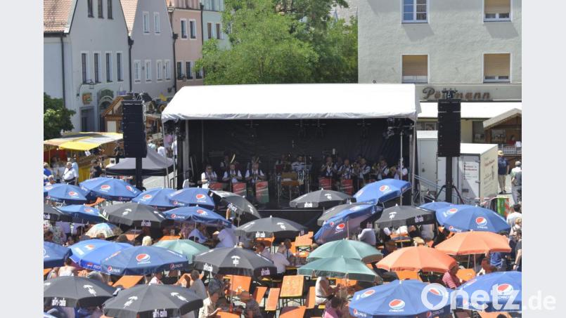 Ein Meer aus Sonnenschirmen schützt die Besucher vor der prallen Sommerhitze. Trotz 35 Grad strömen kurz nach der Eröffnung des Bürgerfestes am Oberen Markt die Gäste zu den Tischen. Bereits um 12 Uhr werden die Sitzplätze vor dem Alten Rathaus knapp. Bild: Karin Wilck