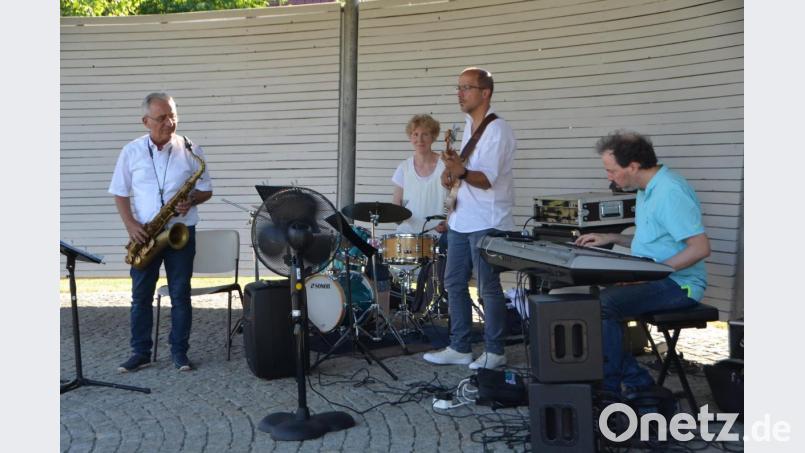 Erstmals brauchte eine Band zur Abkühlung beim Auftritt einen Lüfter. &quot;Blue Note Project&quot; erwischte den bisher heißesten Serenadenabend aller Zeiten. Bild: dob