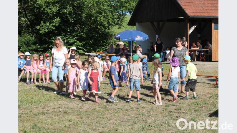 Mit einem &quot;Sonnentanz&quot; begeistern die Kinder ihre Gäste. Bild: pi