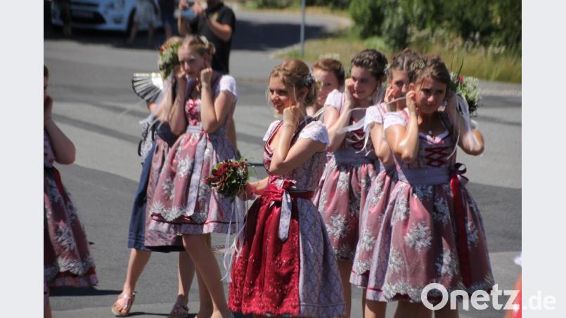 Die Plößberger Festdamen in Erwartung des Schusses der Tirschenreuther Böllerschützen zum Start des Festzugs. Bild: kro