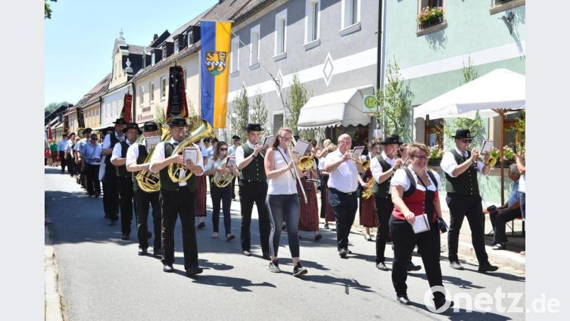 Die Trachtenkapelle Waldthurn begleitet nicht nur den Festzug, sondern spielt anschließend bis zum Abend im Festzelt auf. Bild: bey