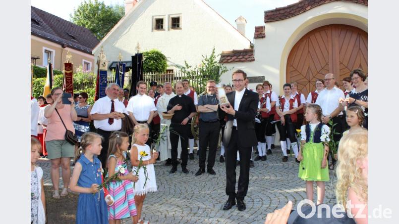 Die Buben und Mädchen vom Neunburger Kindergarten Sankt Josef sangen ein Lied für den Neupriester und überreichten als Erinnerungsgeschenk eine Kerze an Johannes Spindler. Bild: pko