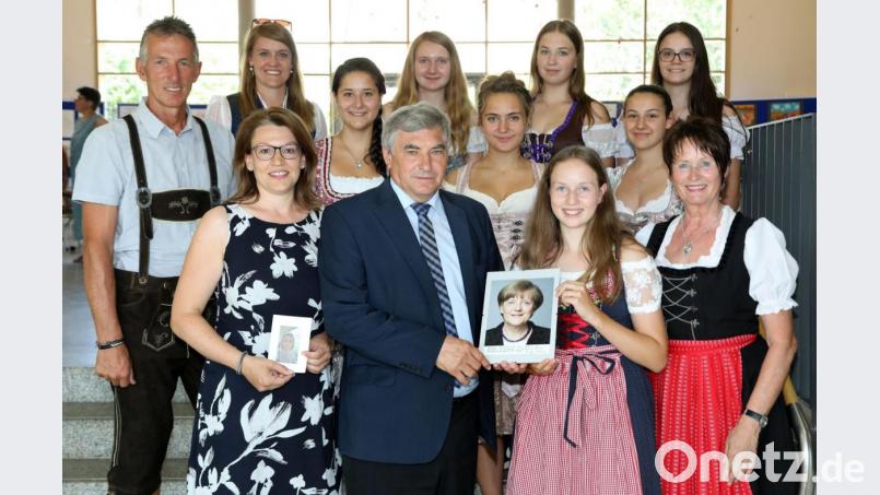 Bundestagsabgeordneter Karl Holmeier überreichte im Beisein von Bürgermeisterin Martina Englhardt-Kopf (vorne, links), Trainerin Andrea Kroner (hinten, links) und Rektorin Marlies Hoffmann (vorne rechts) die Widmung der Bundeskanzlerin an Hannah Eschenbecher, die jüngste der Schwandorfer Tischtennis-Spielerinnen. Bild: Gerhard Götz
