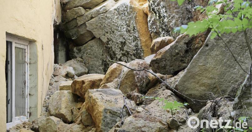 Die halbe Felswand ist zusammengekracht und in die Spalte hinter dem Haus gestürzt. Jetzt droht weiteres Ungemach. Bild: Wolfgang Steinbacher