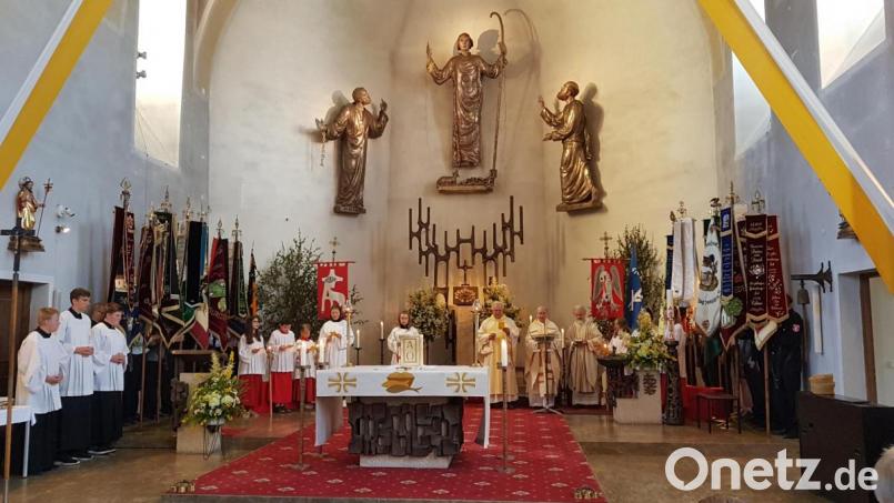Pfarrer Josef Most hielt mit Pater Ferdinand Bodensteiner (rechts) und Diakon Herbert Sturm (links) den Festgottesdienst zum Kirchenpatrozinium St. Peter und Paul in der Pfarrkirche. Bild: gi