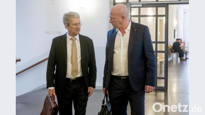 Der angeklagte suspendierte Regensburger Oberbürgermeister Joachim Wolbergs (rechst) geht neben Volker Tretzel, dem ebenfalls angeklagtem Bauunternehmer, zur Verhandlung im Landgericht. Bild: Armin Weigel/dpa