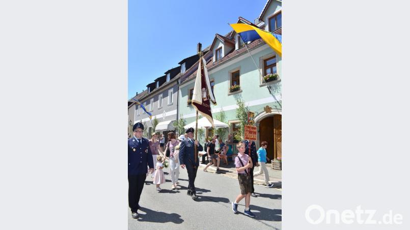 An die Spitze des Festzuges natürlich die Fahne der Jubelwehr. Bild: bey