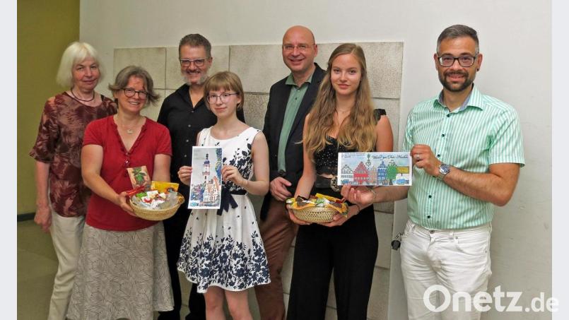 Bei der Preisverleihung am Augustinus-Gymnasium beim Gestaltungswettbewerb faire "Stadtschokolade" (von links) Christa Burzer und Annette Rösel, Kunsterzieher Manfred Dirscherl, Gewinnerin Alicia Häring, AGW-Schulleiter Dr. Ulrich Winter, Gewinnerin Samira Henschel sowie Alexander Herzner von der OTH-Steuerungsgruppe. Bild: Dobmeier Bild: Dobmeier