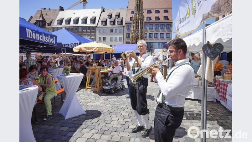 Besuch beim Nürnberger Hauptmarkt. Die Trompeter der Ernestgrüner Blaskapelle mischen sich unter die Besucher. Bild: exb