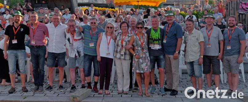 Ein Teil der Helfer, die das &quot;cooltour&quot;-Sommermärchen 2019 in Tirschenreuth mit ihrem ehrenamtlichen Engagement möglich gemacht haben. Bild: tr
