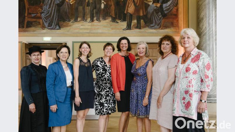 Ellen-Ammann-Darstellerin Gertrud Ströbele (von links), KDFB-Landeschefin Emilia Müller, Jana Weidhaase, Sabine Demel, Landtagspräsidentin Ilse Aigner, Jutta Speidel Claudia Burmeister Ele Schöfthaler. Bild: KDFB, Bardehle