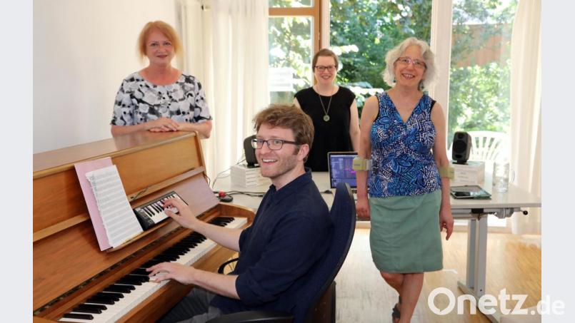 Stipendiaten aus USA und England zeigen ihre Arbeit bei einem Tag des offenen Studios im Internationalen Künstlerhaus. Unser Bild zeigt von links Leonore Hart, Howie Kenty, Lisa Young und Anne Krinsky. Bild: Gerhard Götz