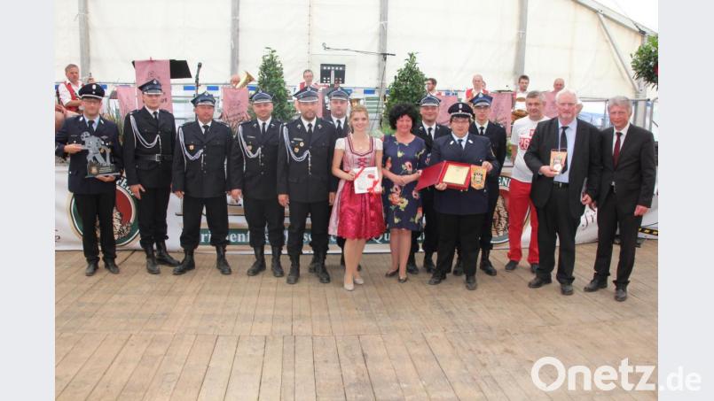 Die polnische Delegation hatte ebenso Geschenke für die Jubelwehr dabei. In der Mitte Bürgermeisterin Gabriela Placha. Bild: kro