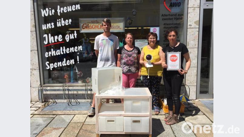 Gut erhaltene Spenden nehmen Grazyna Niewelt, Regina Knörrer, Traudl Panzer und Emanuel Menzel (von rechts) vom AWO-Laden gerne an. Bei Elektrogeräten und großen Möbeln müssen sie aber Nein sagen. Bild: jzk